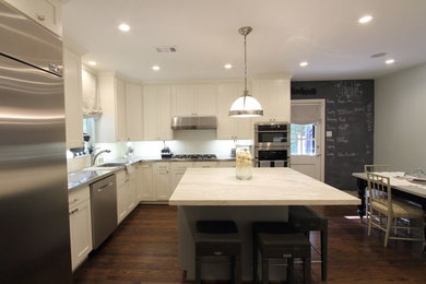 ヒューストンにある高級なトラディショナルスタイルのおしゃれなキッチン (一体型シンク、フラットパネル扉のキャビネット、白いキャビネット、ステンレスカウンター、白いキッチンパネル、セラミックタイルのキッチンパネル、シルバーの調理設備、濃色無垢フローリング) の写真