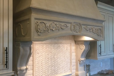 Imagen de cocina tradicional con puertas de armario beige, encimera de granito y salpicadero blanco