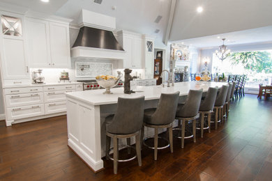 Bild på ett stort funkis vit linjärt vitt kök och matrum, med bänkskiva i kvarts och en köksö