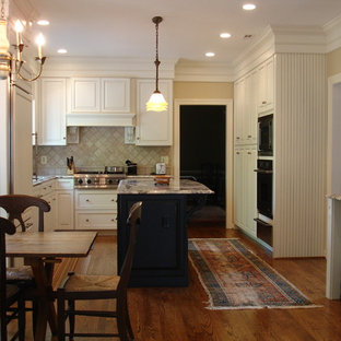 Diseño de cocina comedor en L, clásica, con armarios con paneles con relieve, puertas de armario blancas y salpicadero beige