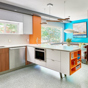 Mid-Century Wohnküche in U-Form mit Unterbauwaschbecken, flächenbündigen Schrankfronten, hellbraunen Holzschränken, Quarzwerkstein-Arbeitsplatte, Küchenrückwand in Weiß, Rückwand aus Quarzwerkstein, weißen Elektrogeräten, Terrazzo-Boden, buntem Boden und weißer Arbeitsplatte in Charlotte