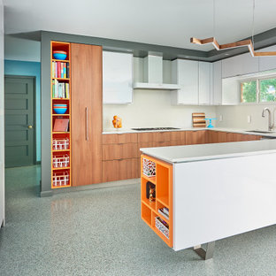 Große Retro Wohnküche in U-Form mit Unterbauwaschbecken, flächenbündigen Schrankfronten, hellbraunen Holzschränken, Quarzwerkstein-Arbeitsplatte, Küchenrückwand in Weiß, Rückwand aus Quarzwerkstein, weißen Elektrogeräten, Terrazzo-Boden, buntem Boden und weißer Arbeitsplatte in Charlotte