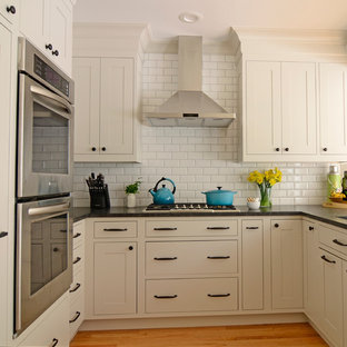 Ispirazione per una piccola cucina chic con lavello sottopiano, ante in stile shaker, ante beige, top in granito, paraspruzzi bianco, paraspruzzi con piastrelle in ceramica, elettrodomestici in acciaio inossidabile e penisola
