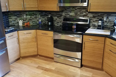コロンバスにあるコンテンポラリースタイルのおしゃれなキッチン (シルバーの調理設備、アイランドなし) の写真