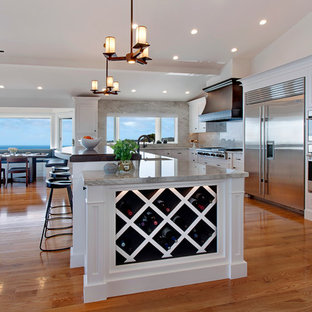 Ispirazione per un'ampia cucina stile americano con lavello sottopiano, ante in stile shaker, ante bianche, top in quarzite, paraspruzzi bianco, paraspruzzi in lastra di pietra, elettrodomestici in acciaio inossidabile, parquet chiaro e pavimento beige
