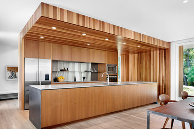 オースティンにあるラグジュアリーな広いコンテンポラリースタイルのおしゃれなキッチン (フラットパネル扉のキャビネット、中間色木目調キャビネット) の写真
