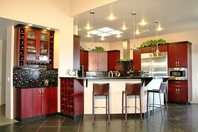 Foto di una grande cucina design con lavello sottopiano, ante lisce, ante in legno scuro, top in granito, paraspruzzi con piastrelle a mosaico, elettrodomestici in acciaio inossidabile e pavimento in gres porcellanato