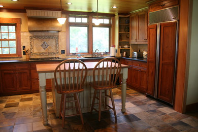Eat-in kitchen - traditional u-shaped eat-in kitchen idea in Minneapolis with a double-bowl sink