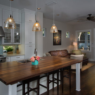 Idee per una cucina stile americano con lavello stile country, ante in stile shaker, ante bianche, top in legno, paraspruzzi blu, paraspruzzi con piastrelle di vetro e elettrodomestici in acciaio inossidabile
