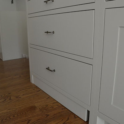Transitional l-shaped eat-in kitchen photo in New York with a farmhouse sink, shaker cabinets and gray cabinets
