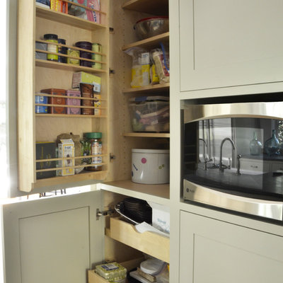 Inspiration for a transitional l-shaped eat-in kitchen remodel in New York with a farmhouse sink, shaker cabinets and gray cabinets