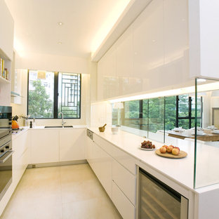 Ispirazione per una cucina contemporanea chiusa con elettrodomestici in acciaio inossidabile