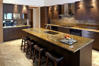 Exempel på ett mycket stort modernt kök, med en undermonterad diskho, släta luckor, bruna skåp, granitbänkskiva, brunt stänkskydd, stänkskydd i sten, integrerade vitvaror, travertin golv och en köksö