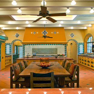 Southwestern kitchen remodeling - Example of a southwest kitchen design in Houston