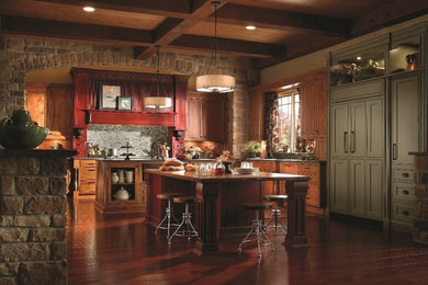 Imagen de cocinas en U tradicional grande cerrado con armarios estilo shaker y puertas de armario de madera oscura