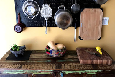 ラスティックスタイルのおしゃれなキッチンの写真