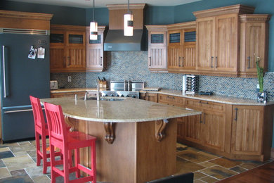 オタワにある高級な広いラスティックスタイルのおしゃれなキッチン (アンダーカウンターシンク、シェーカースタイル扉のキャビネット、中間色木目調キャビネット、御影石カウンター、セラミックタイルのキッチンパネル、カラー調理設備、スレートの床) の写真