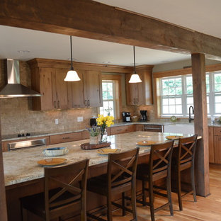 Diseño de cocina en L, rural, extra grande, abierta, con fregadero sobremueble, armarios estilo shaker, puertas de armario de madera oscura, encimera de granito, salpicadero beige, salpicadero de azulejos de piedra, electrodomésticos de acero inoxidable, suelo de madera clara y una isla