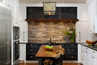 Exempel på ett klassiskt kök, med vita skåp, rostfria vitvaror, en köksö, en undermonterad diskho, skåp i shakerstil, bänkskiva i kvarts, flerfärgad stänkskydd, stänkskydd i stenkakel och mellanmörkt trägolv