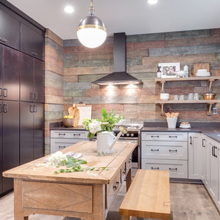 Foto di una cucina country chiusa e di medie dimensioni con lavello sottopiano, ante in stile shaker, ante bianche, elettrodomestici in acciaio inossidabile, pavimento in legno massello medio, top in cemento, paraspruzzi in legno, pavimento grigio e paraspruzzi multicolore