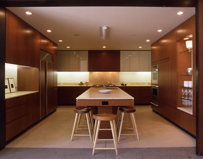 Modern Kitchen by RYAN ASSOCIATES GENERAL CONTRACTORS