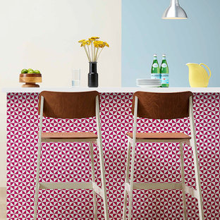 Idées déco pour une cuisine américaine scandinave en U de taille moyenne avec un électroménager en acier inoxydable, un îlot central et un sol marron.