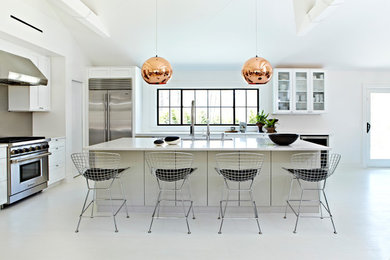Foto di una grande cucina minimalista con lavello sottopiano, ante con riquadro incassato, ante bianche, top in granito, paraspruzzi marrone, elettrodomestici in acciaio inossidabile e pavimento in linoleum