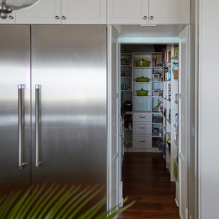 Immagine di una grande cucina costiera con lavello stile country, ante con riquadro incassato, ante turchesi, top in quarzite, paraspruzzi blu, paraspruzzi con piastrelle di vetro, elettrodomestici in acciaio inossidabile, pavimento in legno massello medio, isola e pavimento marrone