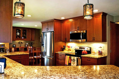 Foto på ett vintage kök, med en undermonterad diskho, skåp i shakerstil, skåp i mellenmörkt trä, granitbänkskiva, beige stänkskydd, stänkskydd i mosaik, rostfria vitvaror och mellanmörkt trägolv