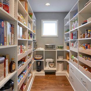 Idee per una grande cucina moderna con ante lisce, ante bianche, elettrodomestici in acciaio inossidabile, pavimento in legno massello medio e nessuna isola