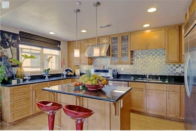 Minimalist kitchen photo in San Diego