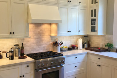 サンフランシスコにある中くらいなトランジショナルスタイルのおしゃれなキッチン (シングルシンク、シェーカースタイル扉のキャビネット、白いキッチンパネル、ガラスタイルのキッチンパネル、シルバーの調理設備、無垢フローリング、アイランドなし) の写真