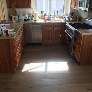Mid-sized traditional eat-in kitchen remodeling - Example of a mid-sized classic u-shaped medium tone wood floor eat-in kitchen design in Orange County with an undermount sink, shaker cabinets, medium tone wood cabinets, granite countertops, brown backsplash, mosaic tile backsplash, stainless steel appliances and a peninsula