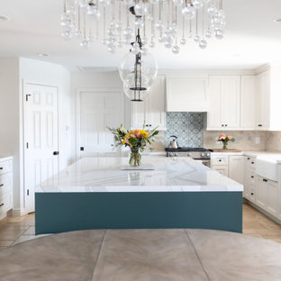 Foto de cocina en U, de estilo de casa de campo, grande, con fregadero sobremueble, armarios estilo shaker, puertas de armario verdes, encimera de cuarzo compacto, salpicadero blanco, salpicadero de ladrillos, electrodomésticos de acero inoxidable, suelo de terrazo, una isla, suelo beige y encimeras blancas