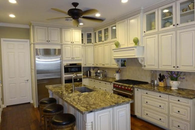 Inspiration for a mid-sized timeless kitchen remodel in Phoenix