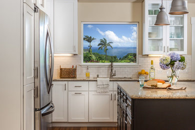 ハワイにあるビーチスタイルのおしゃれなキッチンの写真