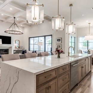 Idee per un'ampia cucina chic con lavello sottopiano, ante in stile shaker, top in quarzo composito, elettrodomestici in acciaio inossidabile, parquet chiaro, pavimento beige, top bianco e ante in legno scuro