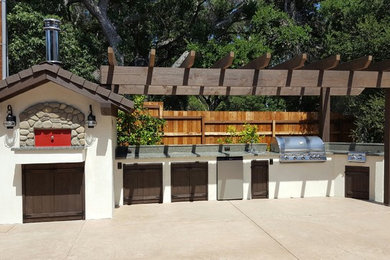 This is an example of a country kitchen in Los Angeles.