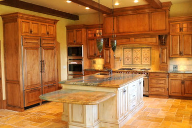 Foto de cocina rústica con fregadero bajoencimera, puertas de armario con efecto envejecido, encimera de granito, salpicadero multicolor y una isla