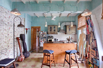 ムンバイにある小さなインダストリアルスタイルのおしゃれなキッチン (セラミックタイルのキッチンパネル、ドロップインシンク、フラットパネル扉のキャビネット、シルバーの調理設備、白いキッチンパネル、マルチカラーの床、壁紙) の写真