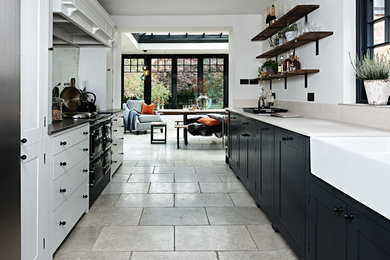 Foto på ett litet minimalistiskt kök, med skåp i shakerstil, spegel som stänkskydd, en rustik diskho och grått golv
