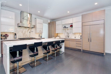 Bild på ett stort funkis kök, med en undermonterad diskho, släta luckor, vita skåp, integrerade vitvaror och en köksö