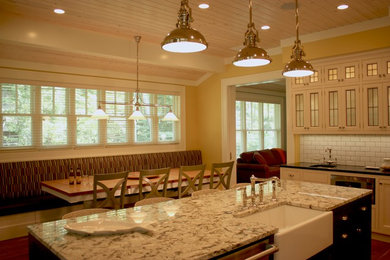 Cette image montre une cuisine marine avec des portes de placard blanches et un sol en bois brun.
