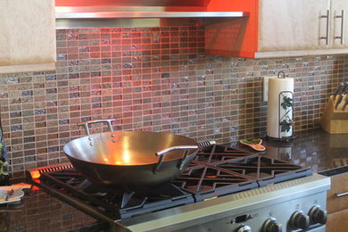 Idéer för att renovera ett medelhavsstil kök, med en rustik diskho, skåp i ljust trä, rostfria vitvaror och en köksö