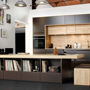 Ispirazione per una cucina parallela design con ante lisce, top in legno, paraspruzzi beige, paraspruzzi in legno, penisola e top beige