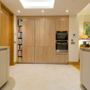 Idee per una cucina minimal di medie dimensioni con lavello sottopiano, ante lisce, ante beige, top in granito e nessuna isola