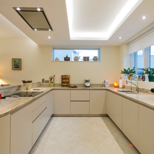 Ispirazione per una cucina minimal di medie dimensioni con lavello sottopiano, ante lisce, ante beige, top in granito e nessuna isola