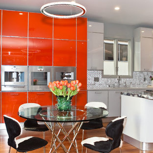 Foto de cocina minimalista con puertas de armario rojas