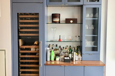 Foto di una cucina minimal di medie dimensioni con ante lisce, ante blu, top in quarzo composito, paraspruzzi bianco e paraspruzzi con piastrelle in ceramica