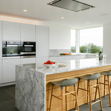 Contemporary Kitchen by Treyone